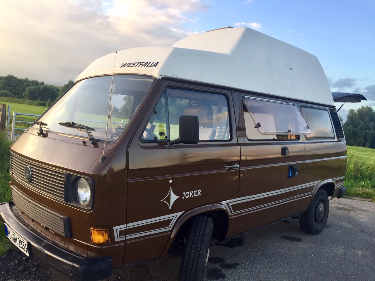 Ein luftgekühlter VW Bus T3 Westfalia Campingbus mit historischem